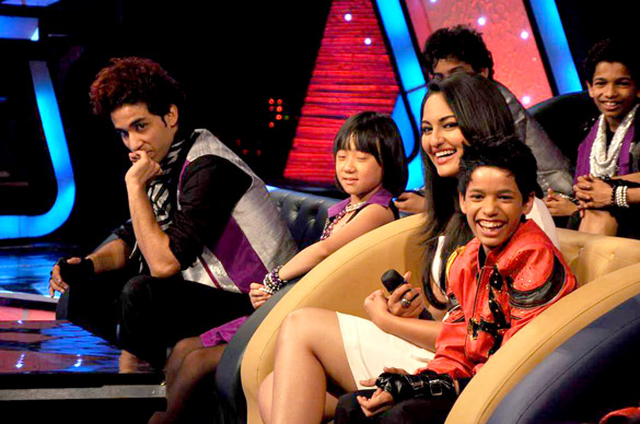 sonakshi promotes joker on sets of lil masters 5