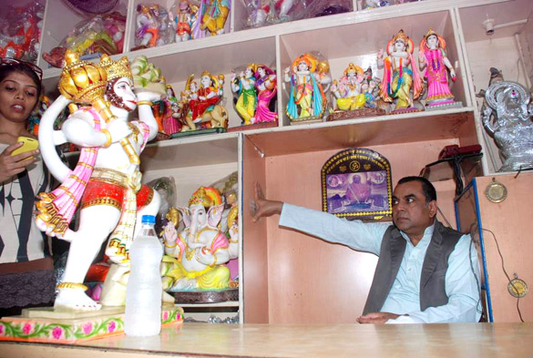 paresh rawal sells ganesh idols to promote omg oh my god 8