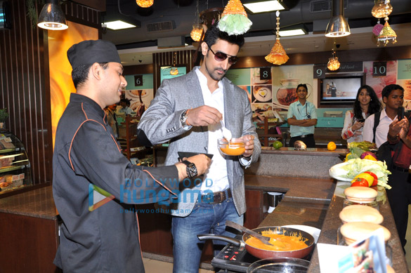 kunal kapoor cooks for book my shows contest winners 5