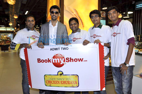 kunal kapoor cooks for book my shows contest winners 7