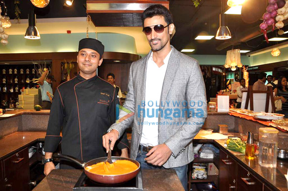 kunal kapoor cooks for book my shows contest winners 10