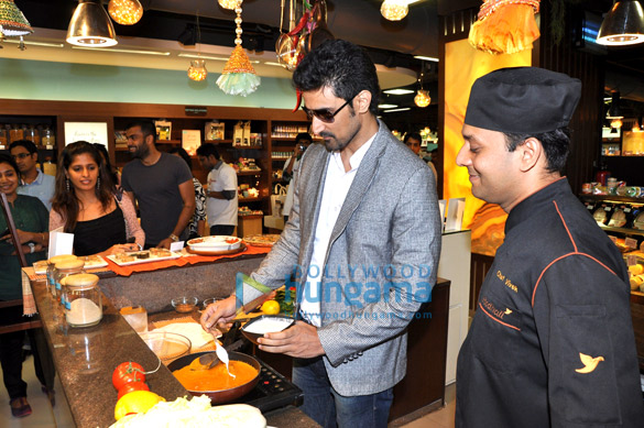kunal kapoor cooks for book my shows contest winners 4