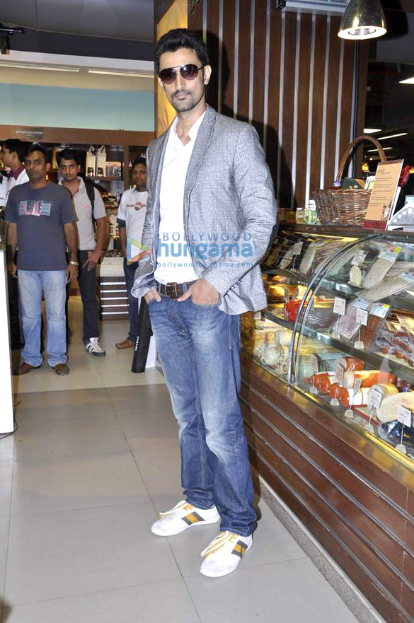 kunal kapoor cooks for book my shows contest winners 13