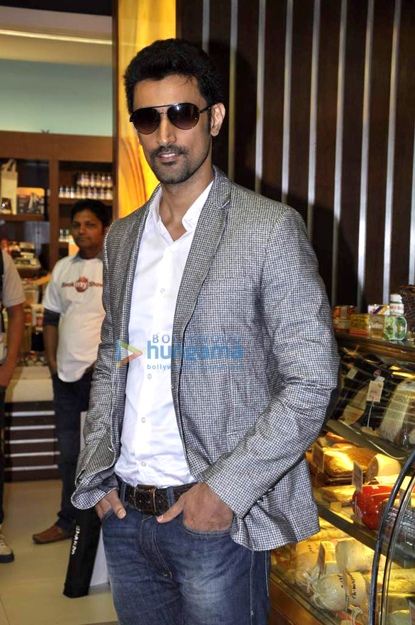 kunal kapoor cooks for book my shows contest winners 15