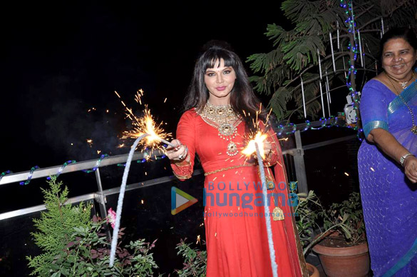 rakhi sawant celebrates diwali with her family 7
