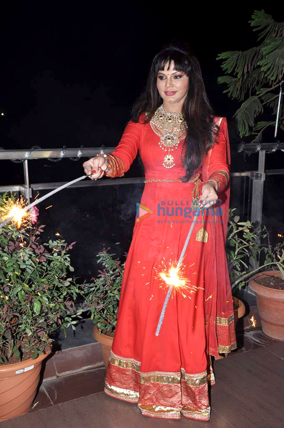 rakhi sawant celebrates diwali with her family 8