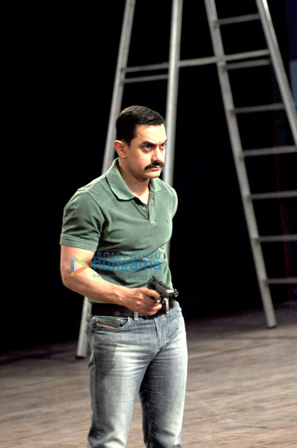 aamir khan on the sets of cid 15