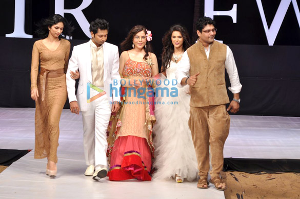 zeenat aman walks for riyaz gangji at india resort fashion week 2012 2