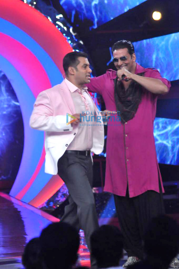 akshay asin salman on the sets of bigg boss 6 8