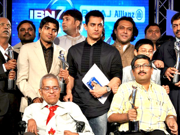 aamir khan felicitates ibn7 super idols 3