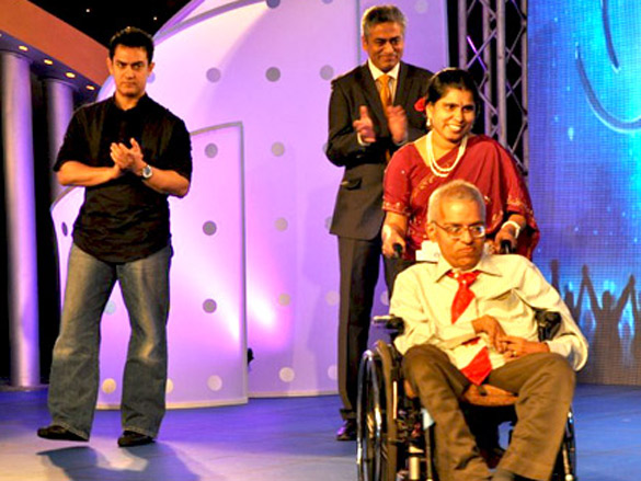 aamir khan felicitates ibn7 super idols 17