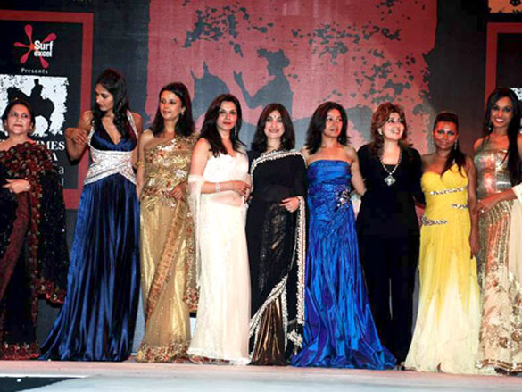 amruta patki walks the ramp for nisha sagars show at kalaghoda festival 3
