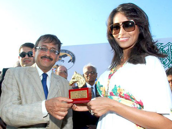 bipasha and saif grace vandrevala foundation race 6