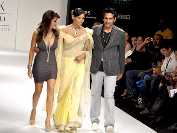 bipasha sizzles the ramp for rocky s with queenie 2