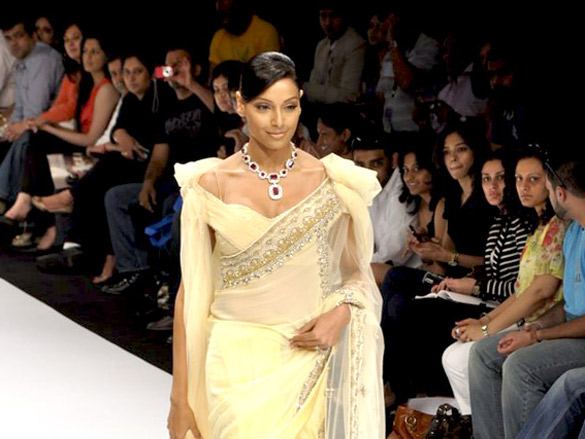 bipasha sizzles the ramp for rocky s with queenie 4