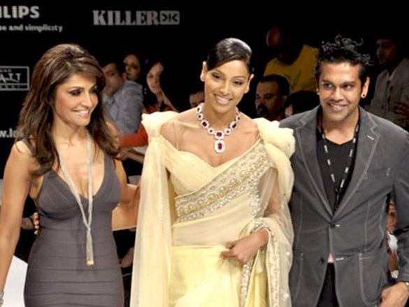 bipasha sizzles the ramp for rocky s with queenie 6