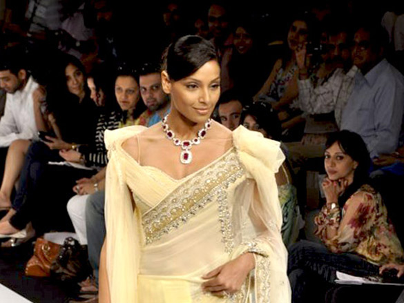 bipasha sizzles the ramp for rocky s with queenie 7