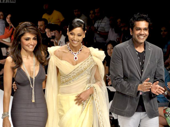 bipasha sizzles the ramp for rocky s with queenie 8