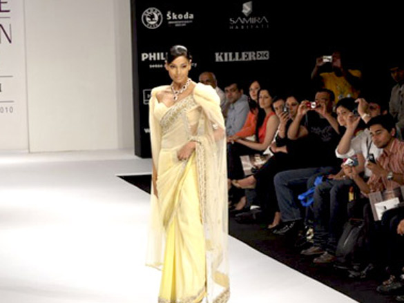 bipasha sizzles the ramp for rocky s with queenie 9