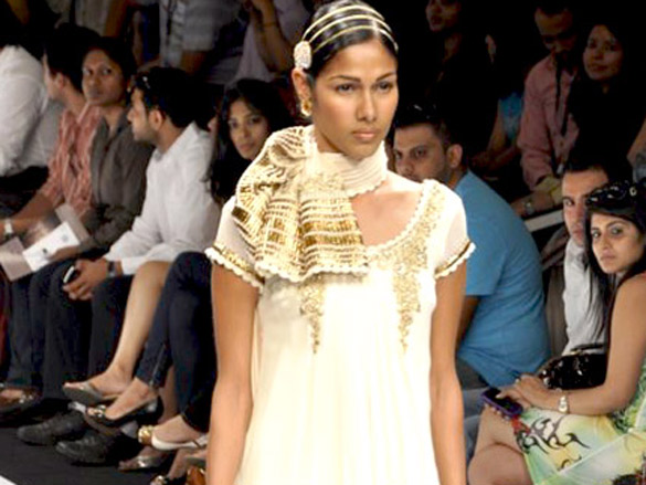 bipasha sizzles the ramp for rocky s with queenie 10