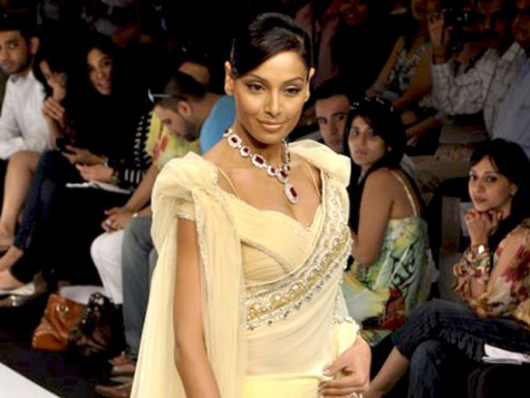 bipasha sizzles the ramp for rocky s with queenie 12