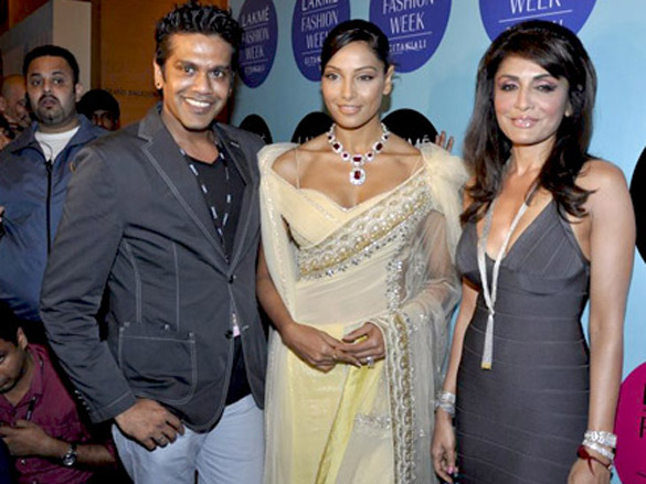 bipasha sizzles the ramp for rocky s with queenie 14