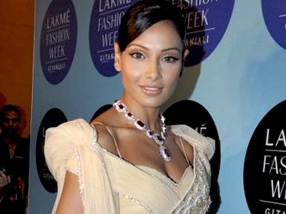 bipasha sizzles the ramp for rocky s with queenie 16
