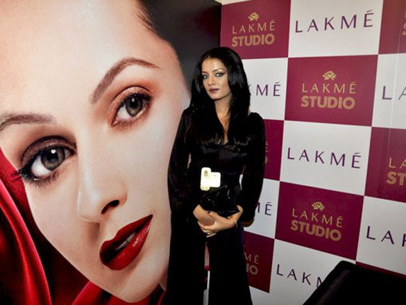 celina jaitly unveils lakme spring summer make up collection 3