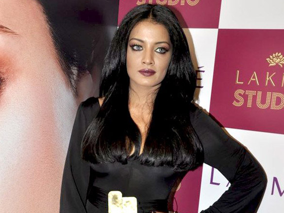 celina jaitly unveils lakme spring summer make up collection 10