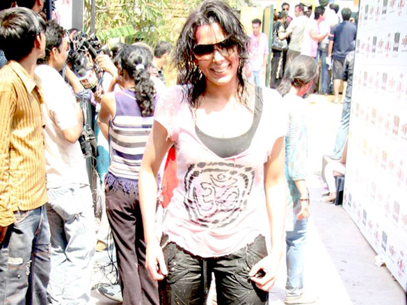 dia and arshad promote hum tum aur ghost at zooms holi party 9
