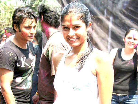 dia and arshad promote hum tum aur ghost at zooms holi party 31