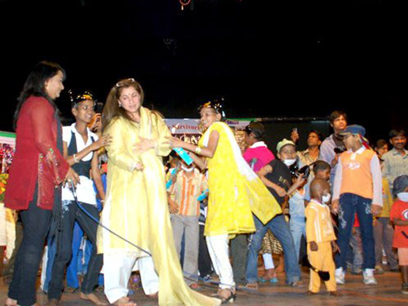 dimple kapadia with ngo kids at cancer prevention event 10
