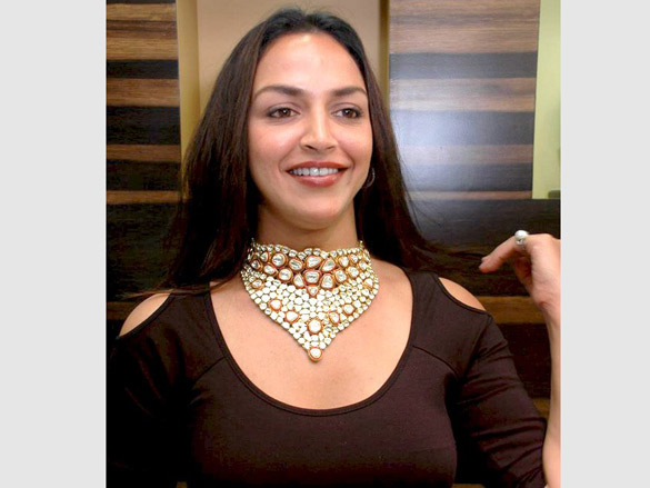 esha deol inaugurates razwada jewellery store 7