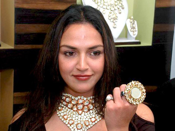 esha deol inaugurates razwada jewellery store 9