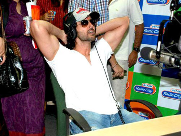 hrithik roshan promotes kites at radio city 91 1 fm 6