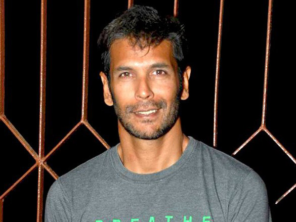 jackky bhagnani milind soman with top models on the ramp for sndt show 17