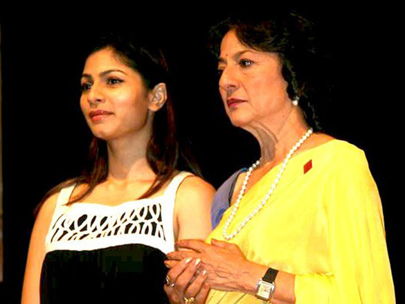 kajol tanuja and tanisha together for dignity donor 7