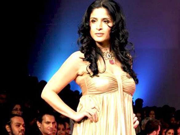 maheep and mehr sizzle for malani ramani at at lakme fashion week 2010 5