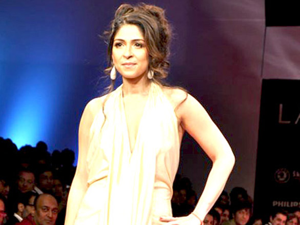 maheep and mehr sizzle for malani ramani at at lakme fashion week 2010 6