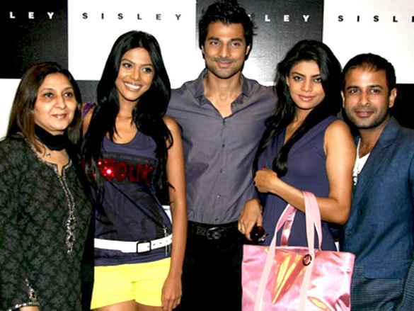 models unveil sisleys spring summer collection 2