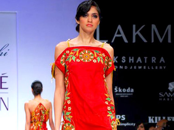 models walk the ramp at purvi doshis show at lakme fashion week 2010 6