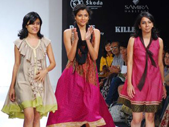 models walk the ramp for kiran and meghna at lakme fashion week 2010 2