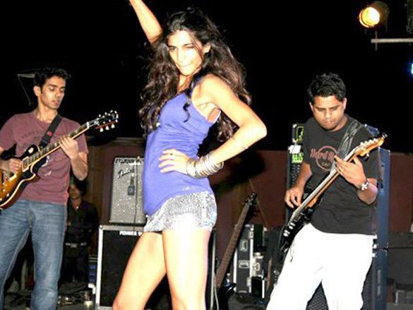 mrinalini and anushka manchanda at sula wine fest 4