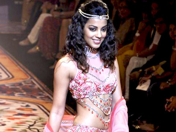 mugdha walks the ramp for pria kataria puri at lakme fashion week 2010 5