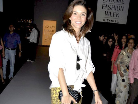 pooja bedi walks the ramp for riyaz gangji at lakme fashion week 2010 8