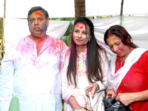 riya and raima sen play holi at azmi house 4