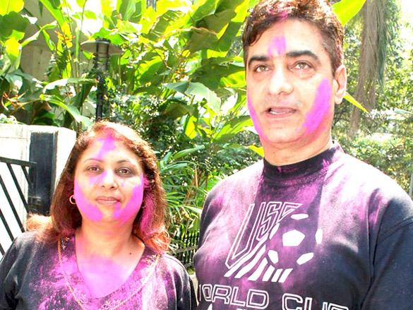 riya and raima sen play holi at azmi house 5
