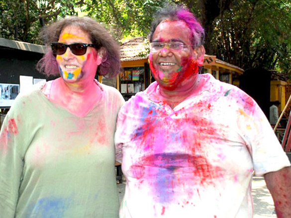 riya and raima sen play holi at azmi house 6