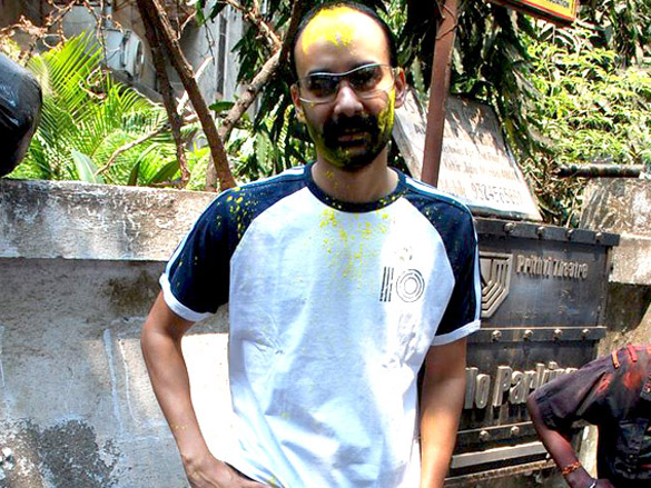 riya and raima sen play holi at azmi house 10