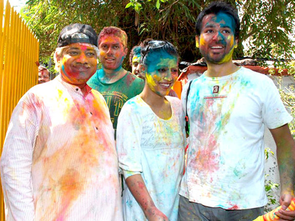 riya and raima sen play holi at azmi house 13
